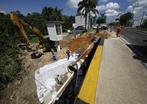 Prefeitura substitui tubulação em braço do igarapé do Mindu